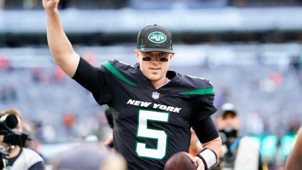 Jets QB Mike White runs off field